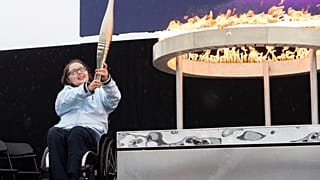 A atleta paraolímpica britânica Helene Raynsford segura a tocha paraolímpica durante a cerimónia de acendimento da chama em Stoke Mandeville, 24 de agosto de 2024