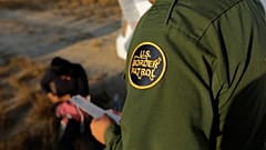 عملاء حرس الحدود يحتجزون مجموعة يعتقد أنها دخلت البلاد بشكل غير قانوني، بالقرب من ماكالين، تكساس، على طول الحدود بين الولايات المتحدة والمكسيك، الأربعاء 6 نوفمبر 2019.