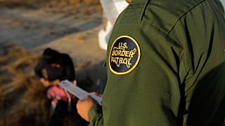 عملاء حرس الحدود يحتجزون مجموعة يعتقد أنها دخلت البلاد بشكل غير قانوني، بالقرب من ماكالين، تكساس، على طول الحدود بين الولايات المتحدة والمكسيك، الأربعاء 6 نوفمبر 2019.