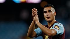 أنور الغازي لاعب أستون فيلا يصفق للجماهير في نهاية مباراة الدوري الإنجليزي الممتاز بين أستون فيلا وإيفرتون في ملعب فيلا بارك في برمنغهام، إنجلترا، يوم الجمعة، 23 أغسطس 2019