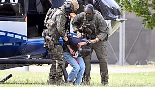 O alegado autor do ataque com faca em Solingen é escoltado pela polícia.