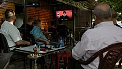 Жители южного пригорода Бейрута слушают речь лидера "Хезболла" Хасана Насраллы, транслируемую телеканалом "Аль-Манар", Ливан, 25 августа 2024 г.