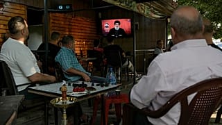Жители южного пригорода Бейрута слушают речь лидера "Хезболла" Хасана Насраллы, транслируемую телеканалом "Аль-Манар", Ливан, 25 августа 2024 г.