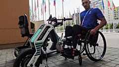 Катарский паралимпиец Али Ради Аршид с моторизованным устройством, которое перевозит инвалидов-колясочников в Паралимпийской деревне, 24 августа 2024 г.