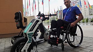 Катарский паралимпиец Али Ради Аршид с моторизованным устройством, которое перевозит инвалидов-колясочников в Паралимпийской деревне, 24 августа 2024 г.