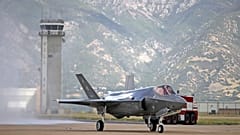 Un avión F-35 llega a su nueva base de operaciones el miércoles 2 de septiembre de 2015, en la base aérea de Hill, en el norte de Utah.