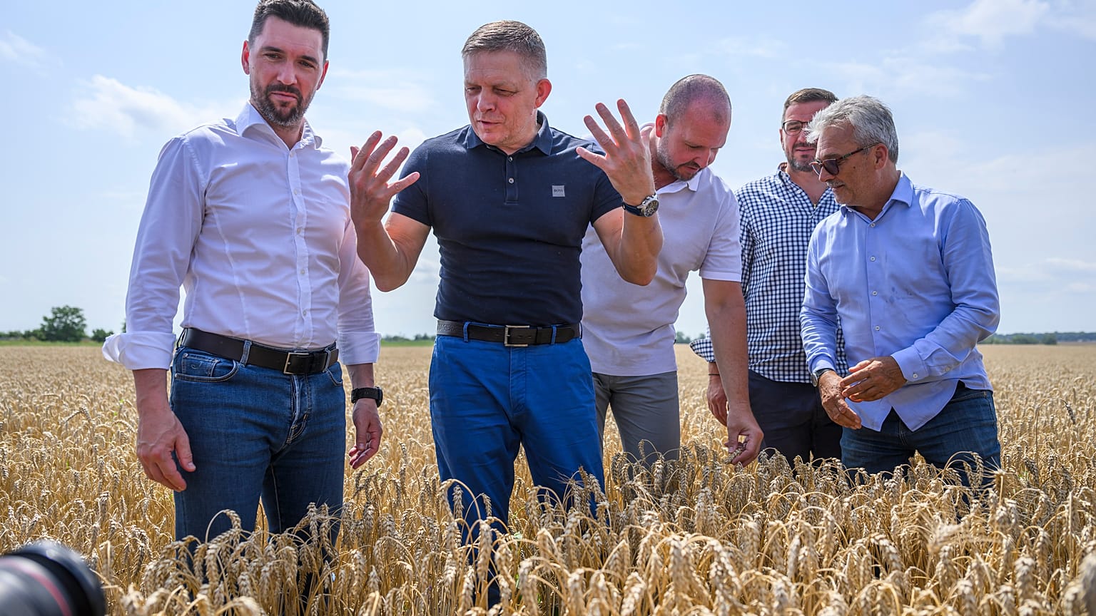 A populista Fico visszatért a politikába, miután májusban meglőtte egy merénylő többször is - itt egy júliusi aratáson vesz részt 