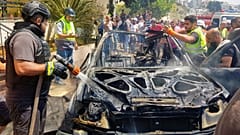 الدفاع المدني اللبناني يفحص السيارة التي قصفتها مسيرة إسرائيلية اليوم الإثنين بمدينة صيدا في لبنان