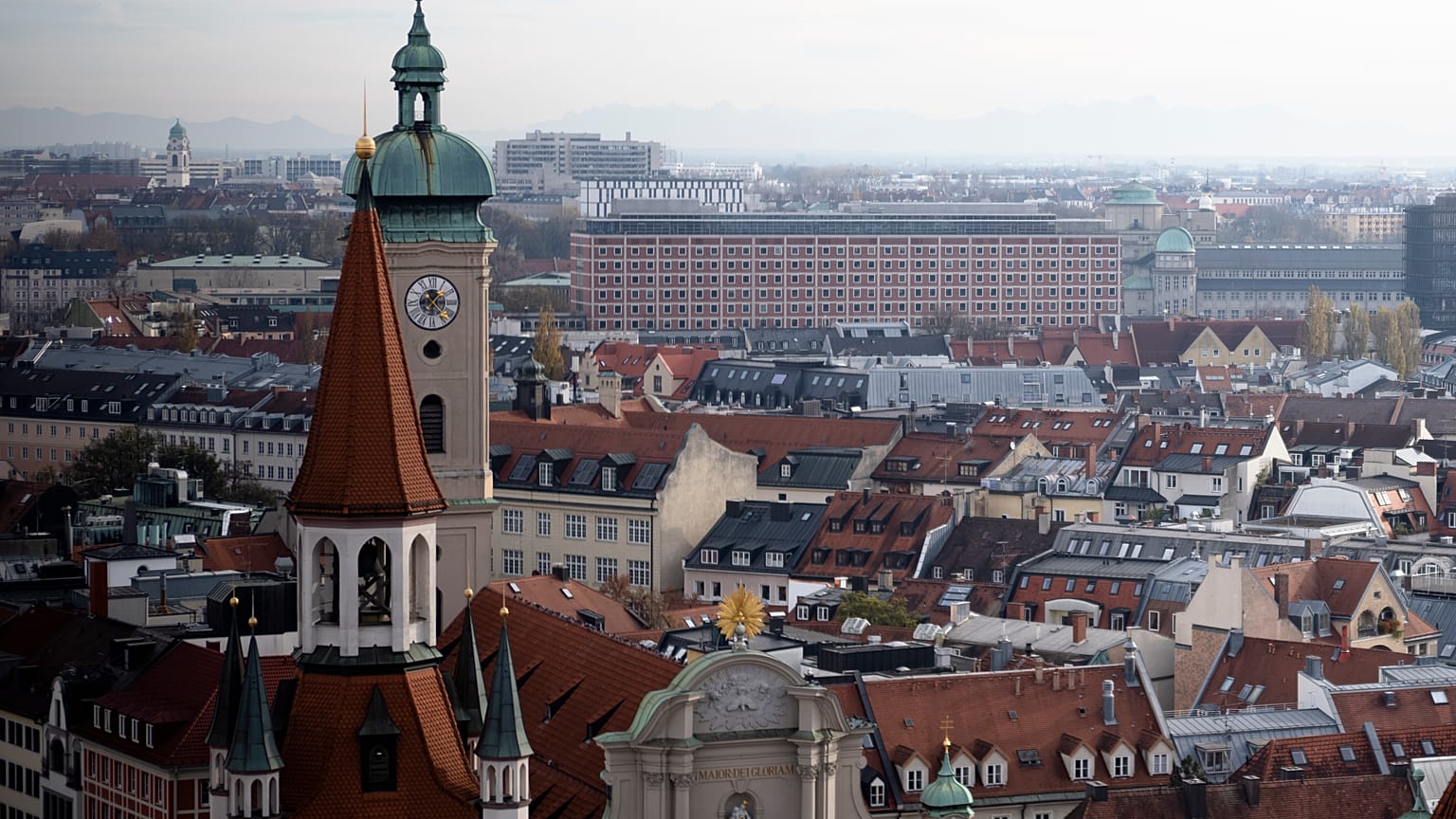 Arial view of the city center of German federal state Bavaria capital Munich, Germany, Saturday, Nov. 12, 2022. (AP Photo/Markus Schreiber)