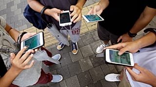 Jóvenes utilizando sus teléfonos móviles.