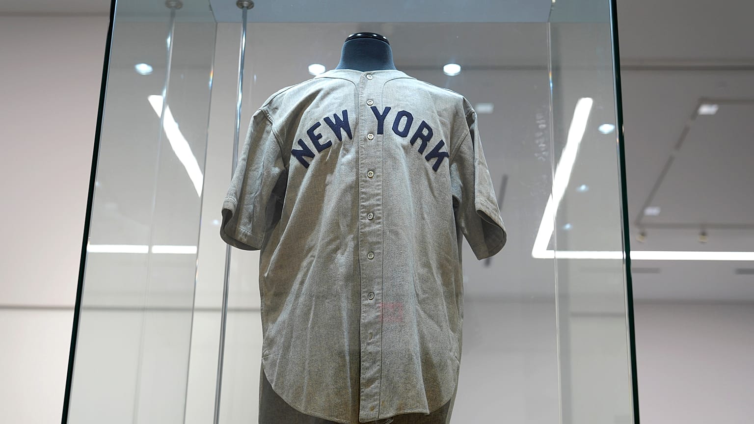 Babe Ruth'un açık artırmayla satılan forması.