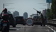 Ukrainische Soldaten während eines der massivsten russischen Raketen- und Drohnenangriffe gegen ukrainische Energieobjekte in Kiew, Ukraine, Montag, 26. August 2024.