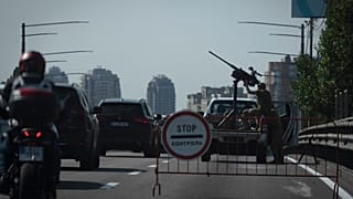Ukrainische Soldaten während eines der massivsten russischen Raketen- und Drohnenangriffe gegen ukrainische Energieobjekte in Kiew, Ukraine, Montag, 26. August 2024.