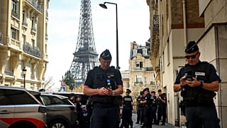 Сотрудники полиции патрулируют улицу возле Эйфелевой башни накануне церемонии открытия Паралимпийских игр, 27 августа 2024 г.