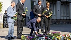 Le chancelier allemand, Olaf Scholz, rend hommage aux victimes de l'attentat, qui a eu lieu vendredi soir, à Solingen
