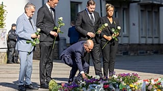 Канцлер Германии, мэр Золингена и министр-президент земли Северный Рейн-Вестфалия возлагают цветы к мемориалу в память о жертвах резни, Золинген, 26 августа 2024 г.