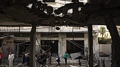 Refah'taki bir İsrail saldırısından sonra oluşan hasarı inceleyen Gazzeliler (Arşiv)