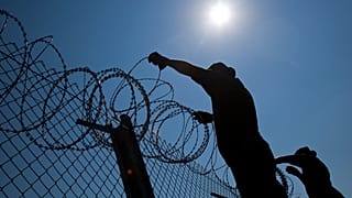 А��хив: венгерские пограничники натягивают колючую проволоку на границе с Сербией, август 2015 г.