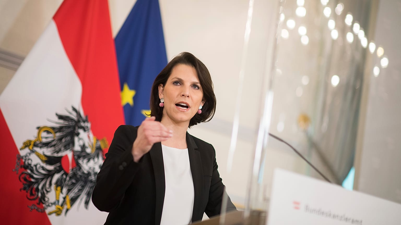 Ministra austríaca para a UE , Karoline Edtstadler numa conferência de imprensa em Viena, Áustria, domingo, 16 de janeiro de 2021.