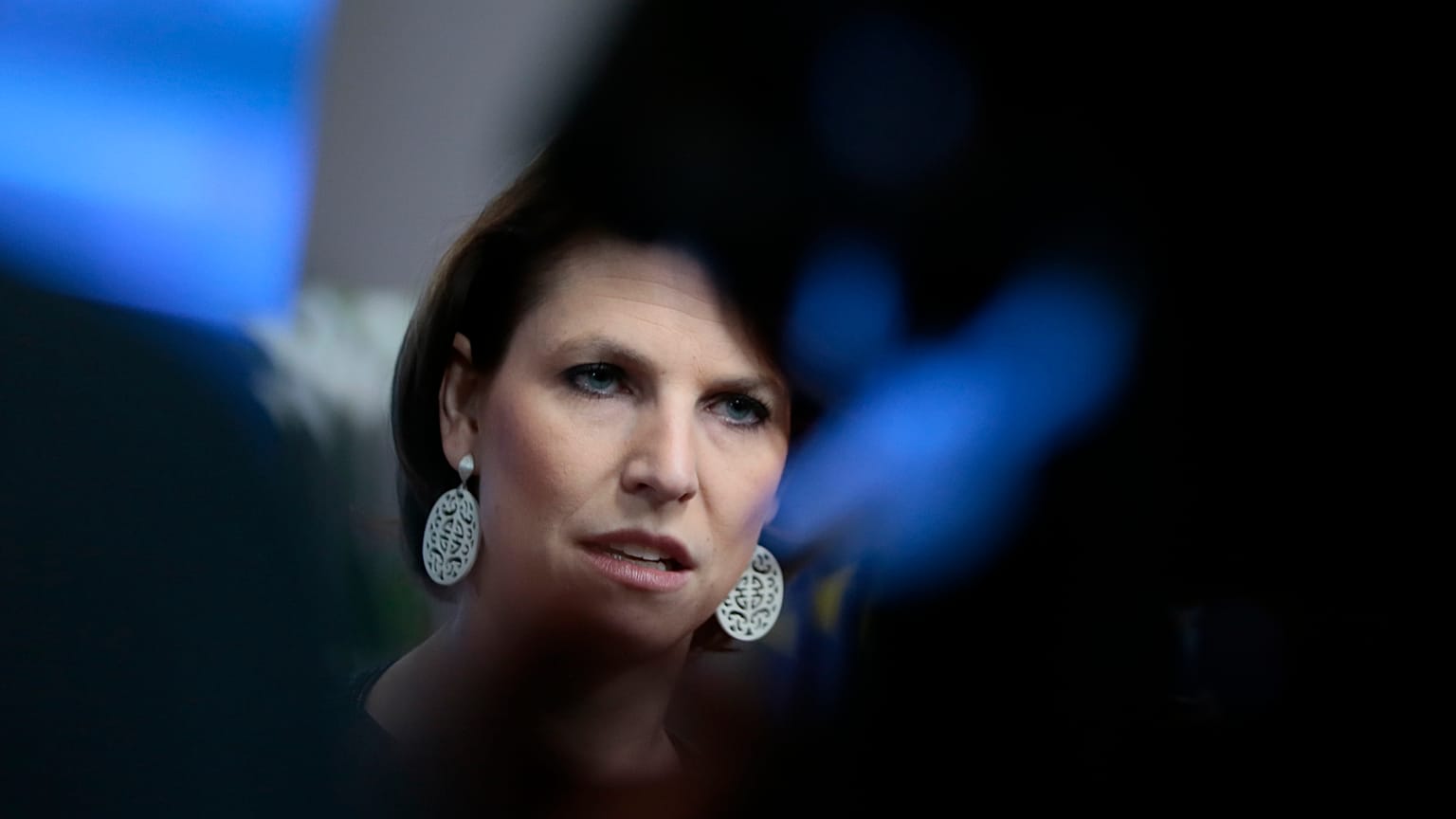 Ministra austríaca dos Assuntos da União Europeia, Karoline Edtstadler, à chegada a uma reunião dos ministros dos Assuntos Gerais da UE. 25 fevereiro 2020