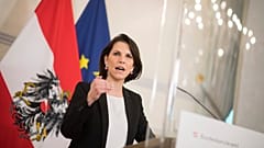 Ministra austríaca para a UE , Karoline Edtstadler numa conferência de imprensa em Viena, Áustria, domingo, 16 de janeiro de 2021.