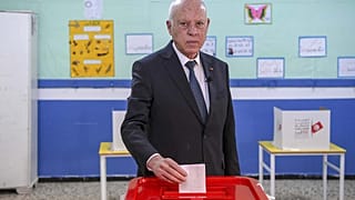 ملف - الرئيس التونسي قيس سعيد يدلي بصوته خلال الانتخابات التشريعية في تونس العاصمة، 17 ديسمبر 2022. (أسوشيتد برس/سليم عبيد، ملف)