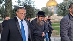 بن غفير مع جماعات يهودية قرب باحات الأقصى