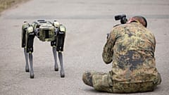 Bir asker, robotik savaş köpeğinin fotoğrafını çekerken görüntüleniyor (Arşiv)