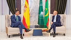 Spaniens Ministerpräsident Pedro Sánchez (links) besuchte Mauretaniens Präsident Mohamed Ould Ghazouani, um mit ihm gemeinsam gegen die irreguläre Migration vorzugehen.