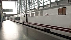 Fotografía de un tren en la red ferroviaria española.