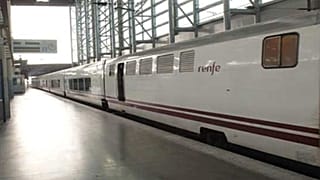 Fotografía de un tren en la red ferroviaria española.