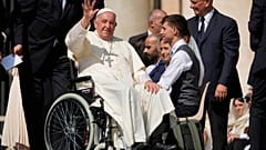 Papa Francis, Vatikan'daki Aziz Petrus Meydanı'nda haftalık konuşmasının ardından ayrılırken el sallıyor, 28 Ağustos 2024.