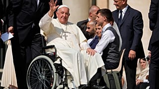 Papa Francis, Vatikan'daki Aziz Petrus Meydanı'nda haftalık konuşmasının ardından ayrılırken el sallıyor, 28 Ağustos 2024.