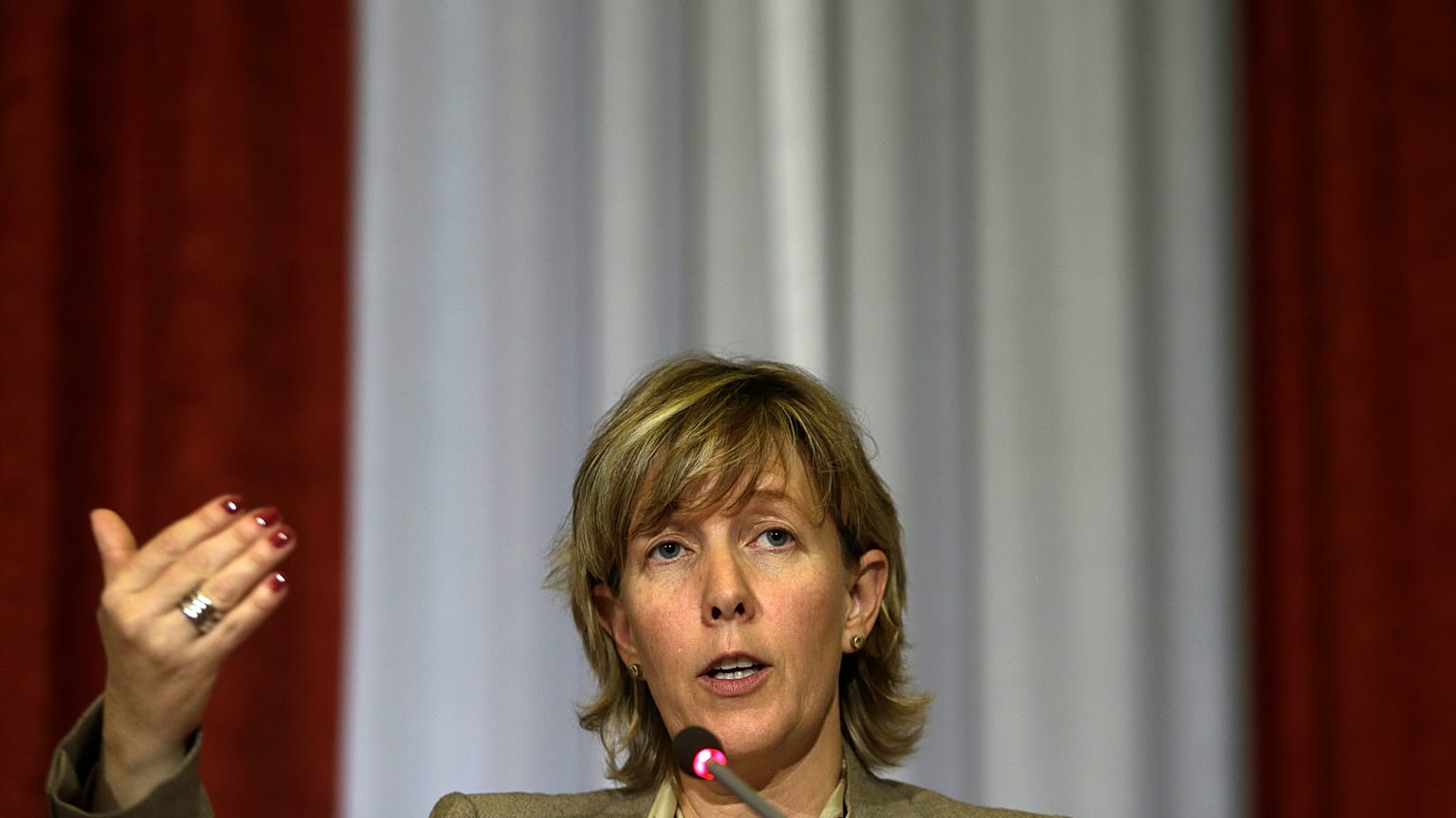   Maria Luís Albuquerque enquanto ministra das Finanças fala aos jornalistas sobre Orçamento do Estado para 2015 no Ministério das Finanças português, em Lisboa, Portugal