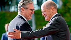 Almanya Başbakanı Olaf Scholz (sağda), İngiltere Başbakanı Keir Starmer ile Berlin'de karşıladı.