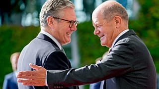 Almanya Başbakanı Olaf Scholz (sağda), İngiltere Başbakanı Keir Starmer ile Berlin'de karşıladı.