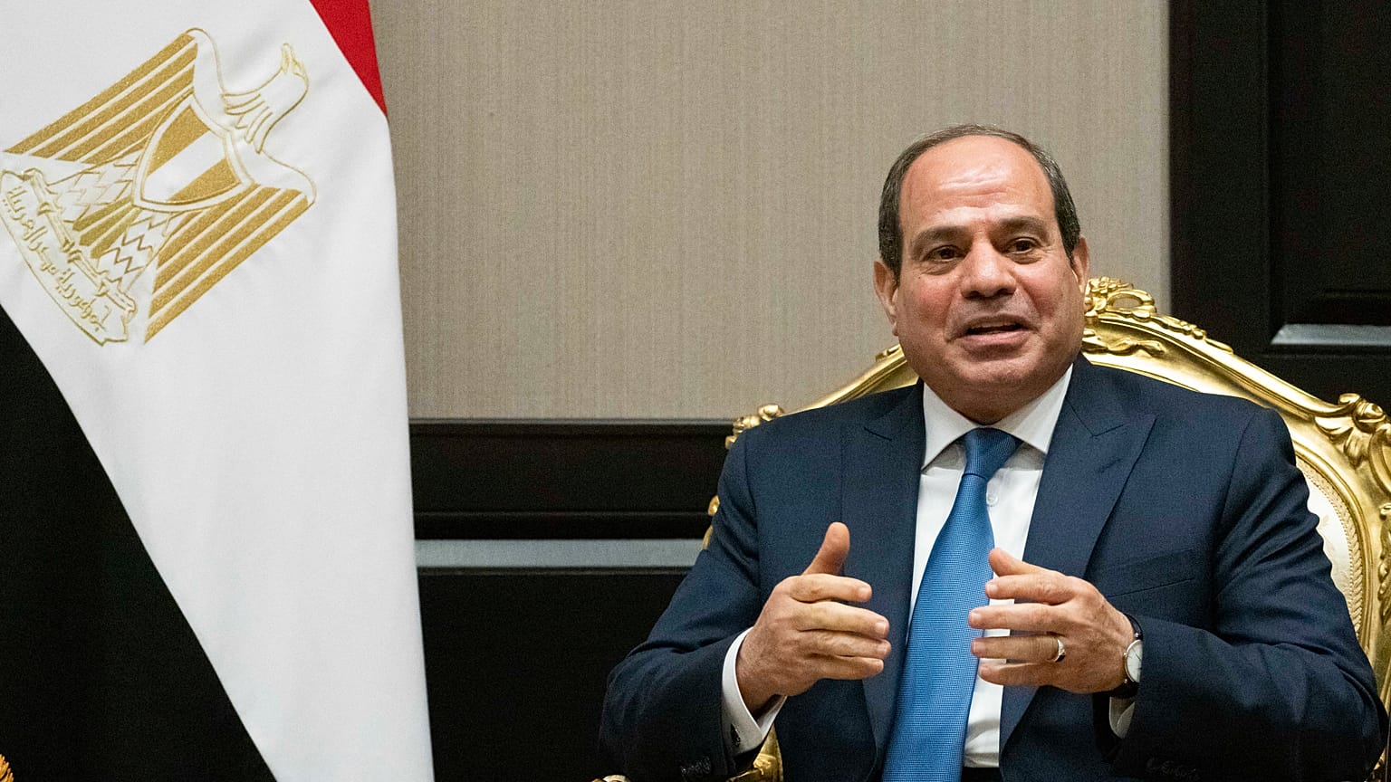 الرئيس المصري عبد الفتاح السيسي يتحدق خلال إجتماع رئاسي في مصر
