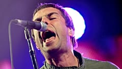 Liam Gallagher de Oasis actúa durante el concierto de la banda británica en Los Ángeles en 2008.