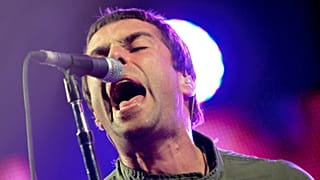 Oasis'ten Liam Gallagher, İngiliz grubun 2008 yılında Los Angeles'ta verdiği konser sırasında sahne alıyor