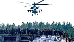 Ein US-amerikanischer Boeing AH-64 Apache Kampfhubschrauber fliegt während der NATO-Militärübungen Crystal arrow 2022 auf dem Adazi-Militärgelände in Lettland, Freitag, 11. März 2022. Etwa 2,8