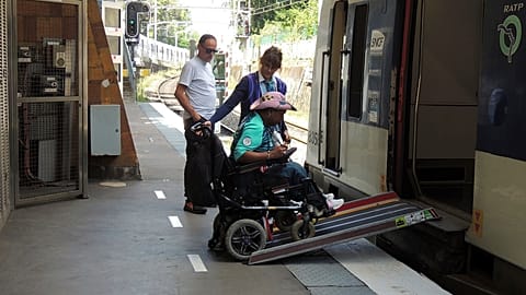 Barrierefreiheit sieht anders aus: Um in die Züge einzusteigen, muss für Rollstuhlfahrerinnen und -fahrer erst eine extra Rampe aufgebaut werden.