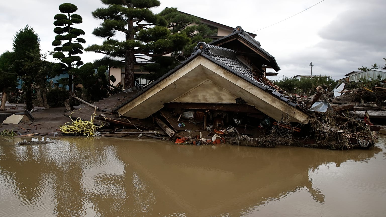 منزل دمره إعصار هاغيبيس محاط بمياه الفيضانات يوم الثلاثاء 15 أكتوبر/تشرين الأول 2019 في ناغانو، اليابان