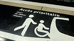 Un accès handicapé sur un quai de gare RER à Paris