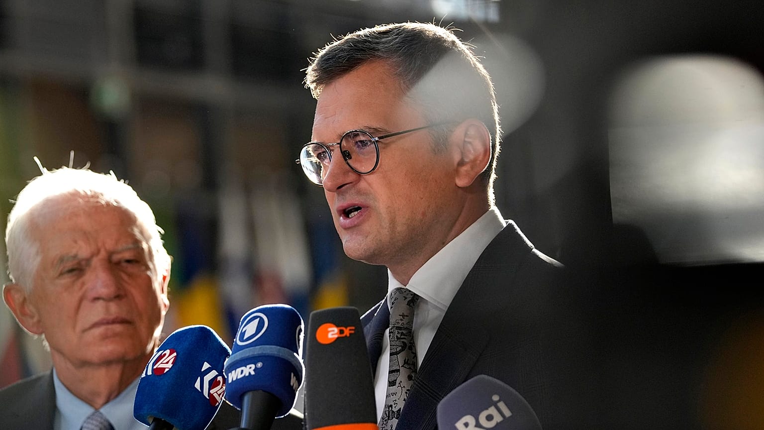 Il ministro degli Esteri ucraino Kuleba e l'Alto rappresentante europeo per la Politica estera Borrell