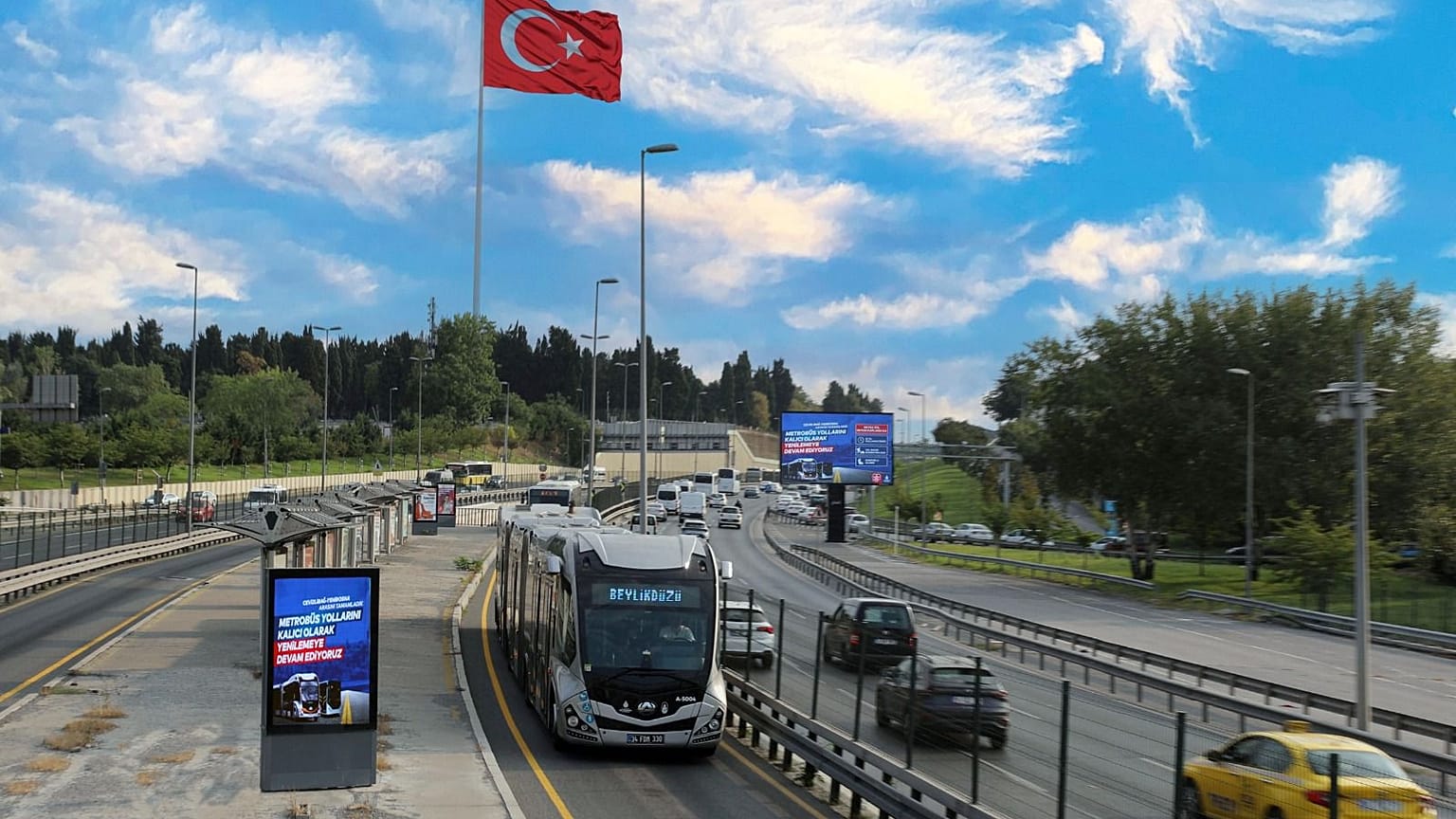 İstanbul Küçükçekmece'de bir metrobüsün karşı yönden gelen başka bir metrobüs ile çarpışması sonucu bir kişi yaşamını yitirdi.