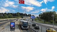 İstanbul Küçükçekmece'de bir metrobüsün karşı yönden gelen başka bir metrobüs ile çarpışması sonucu bir kişi yaşamını yitirdi.