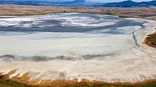 Uma grave seca no norte da Grécia, está a provocar uma escassez de água que ameaça a agricultura, seca os lagos e coloca em stress as comunidades locais dependentes do turismo
