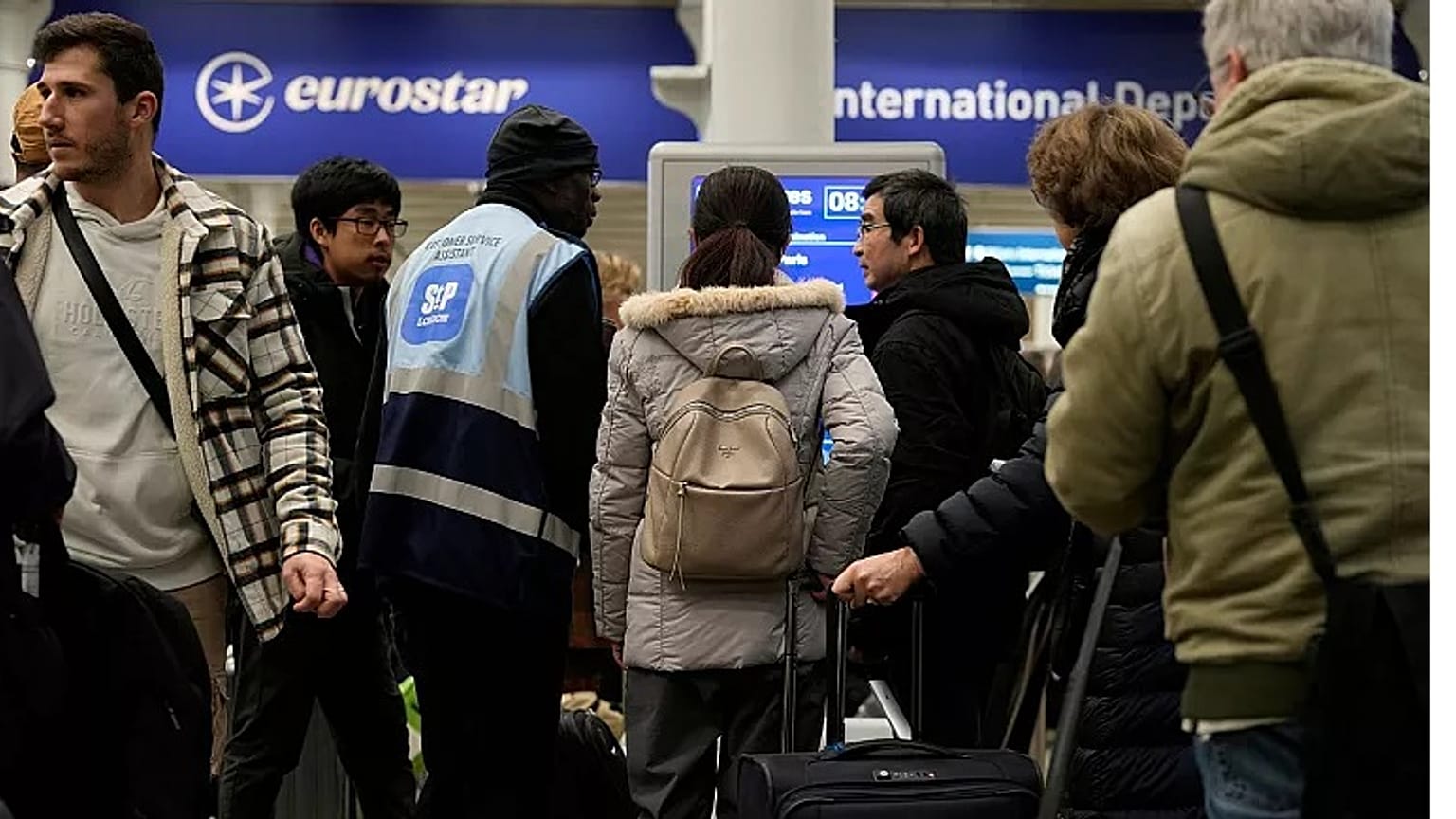 Reisende stehen am 22. Dezember 2023 am Bahnhof St. Pancras in London für Eurostar-Züge an. 