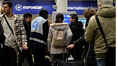 Viajeros hacen cola para los trenes Eurostar en la estación de St Pancras de Londres, 22 de diciembre de 2023. 