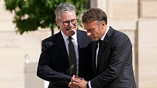Fransa Cumhurbaşkanı Emmanuel Macron (sağda), Perşembe günü İngiltere Başbakanı Keir Starmer'ı Paris'teki Elysee Sarayı'nda karşıladı.